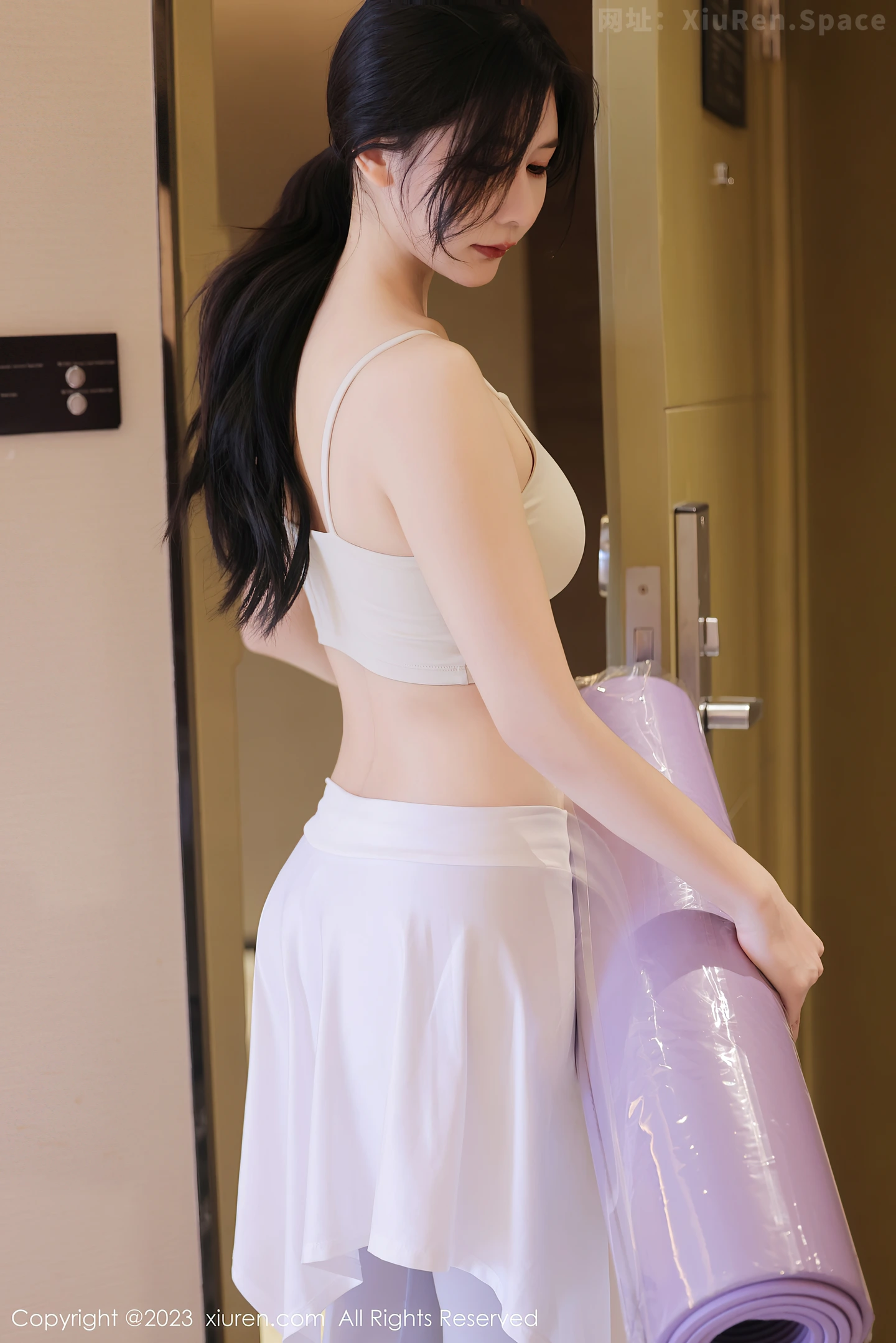 图片[3]-[XiuRen秀人网]VOL.7294 模特尹甜甜健身场所性感浅色瑜伽服饰配开档白丝迷人诱惑写真67P-秀人网官方网站